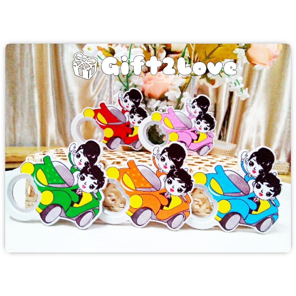 ที่เปิดขวดmagnet ลายบ่าวสาวขับรถยนต์ แพคถุงพลาสติก