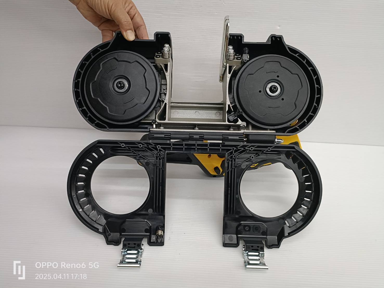 เลื่อยสายพายมือเดียว 20V DCS378B DEWALT