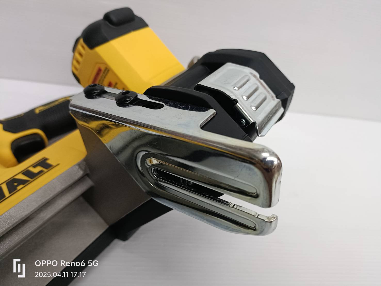 เลื่อยสายพายมือเดียว 20V DCS378B DEWALT