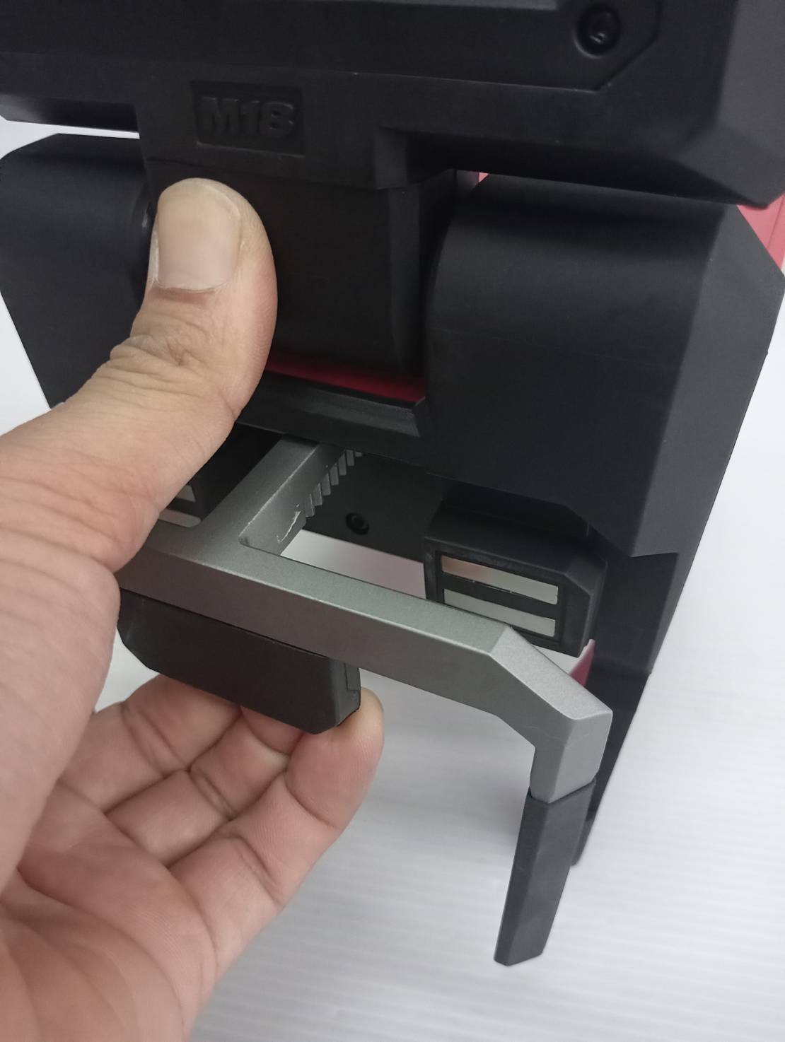 ไฟส่องพื้นที่ 18 โวลต์ หัวหมุน/พับได้ M18 PAL-0 (เครื่องเปล่า) Milwaukee