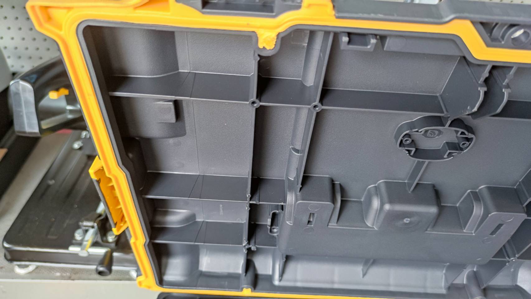 กล่องใส่เครื่องมือ+ถาด+มีล้อ DWST83295-1 DEWALT TOUGHSYSTEM2.0