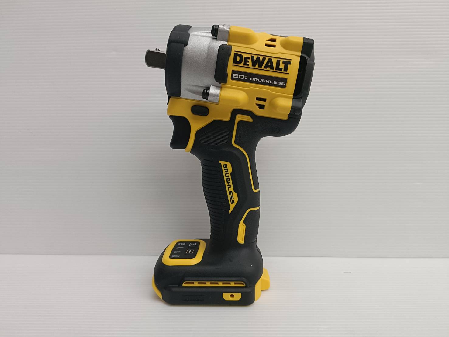 DEWALT บล็อกกระแทกไร้สาย 4 หุน 20V DCF922N-B1