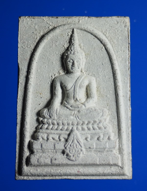 พระพุทธชินสีห์ ภปร. ทันโต เสฏโฐ ปี 2533 พิมพ์ใหญ่ มวลสารพระทนต์ในหลวงรัชกาลที่9 และ ผงจิตรลดา ฝังพลอยเสก พร้อมกล่องเดิม # G