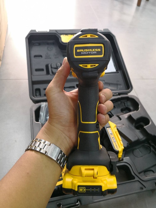 สว่านกระแทกไร้สาย18V DCD778D2 DEWALT