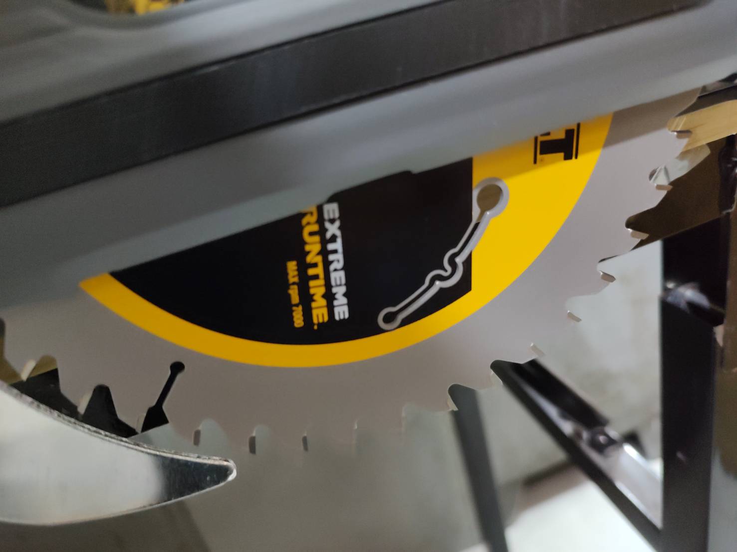 เลื่อยราง6" 54V DCS520NT DEWALT (ไม่รวมราง)