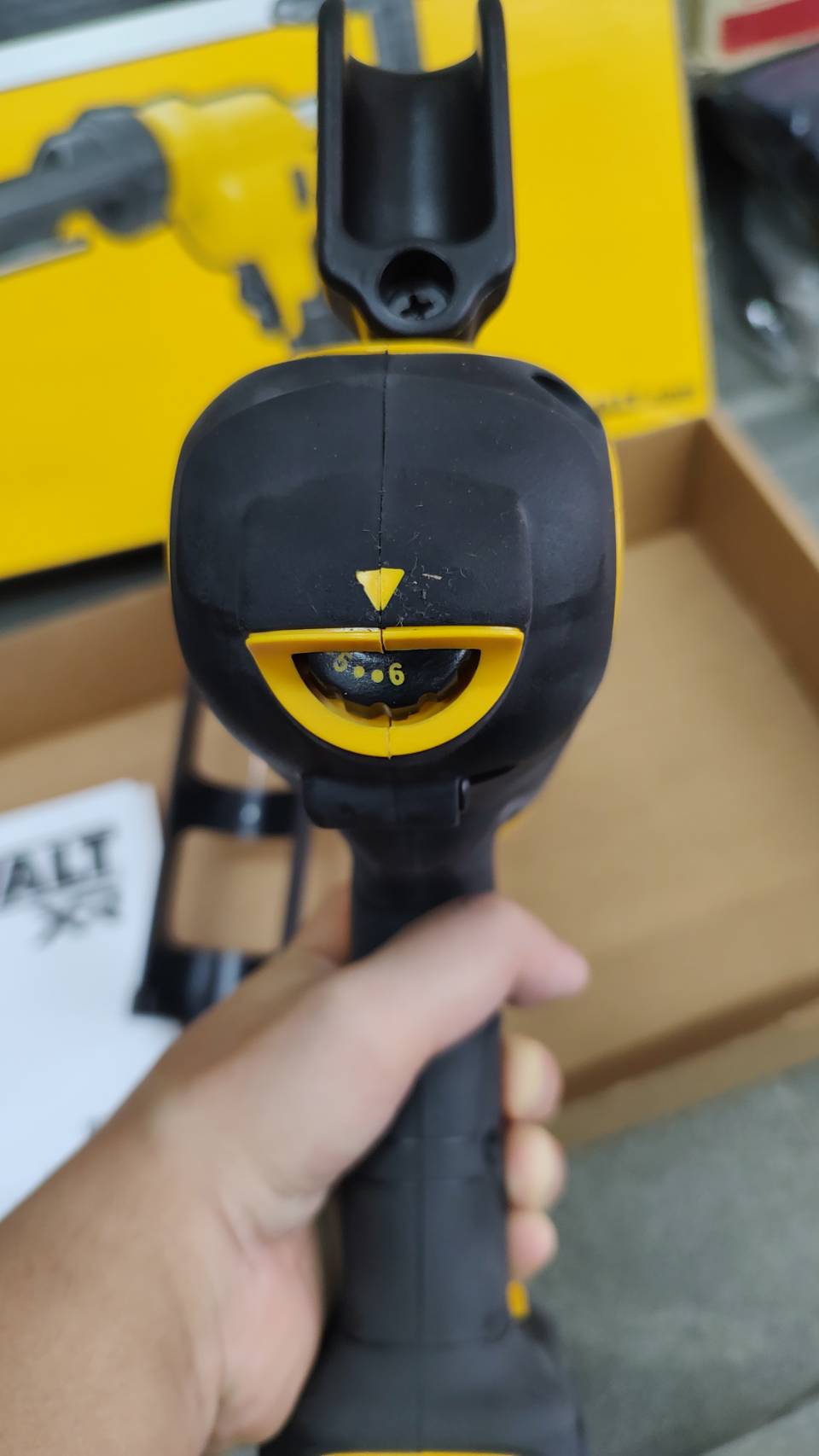 ปืนยิงยาแนวไร้สาย DEWALT DCE560N 18V. (ตัวเปล่า)