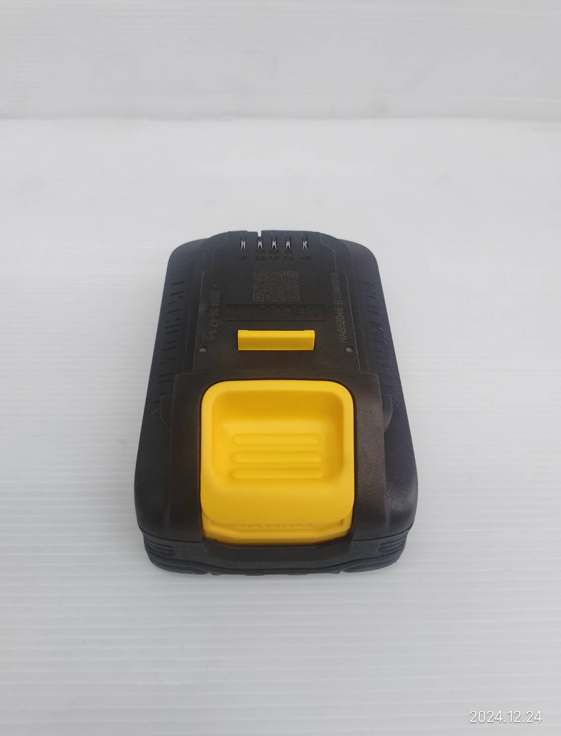 DEWALT แบตเตอรี่ Powerstack 20V / 5.0Ah DCBP520G-B1 (ยางกันกระแทก)