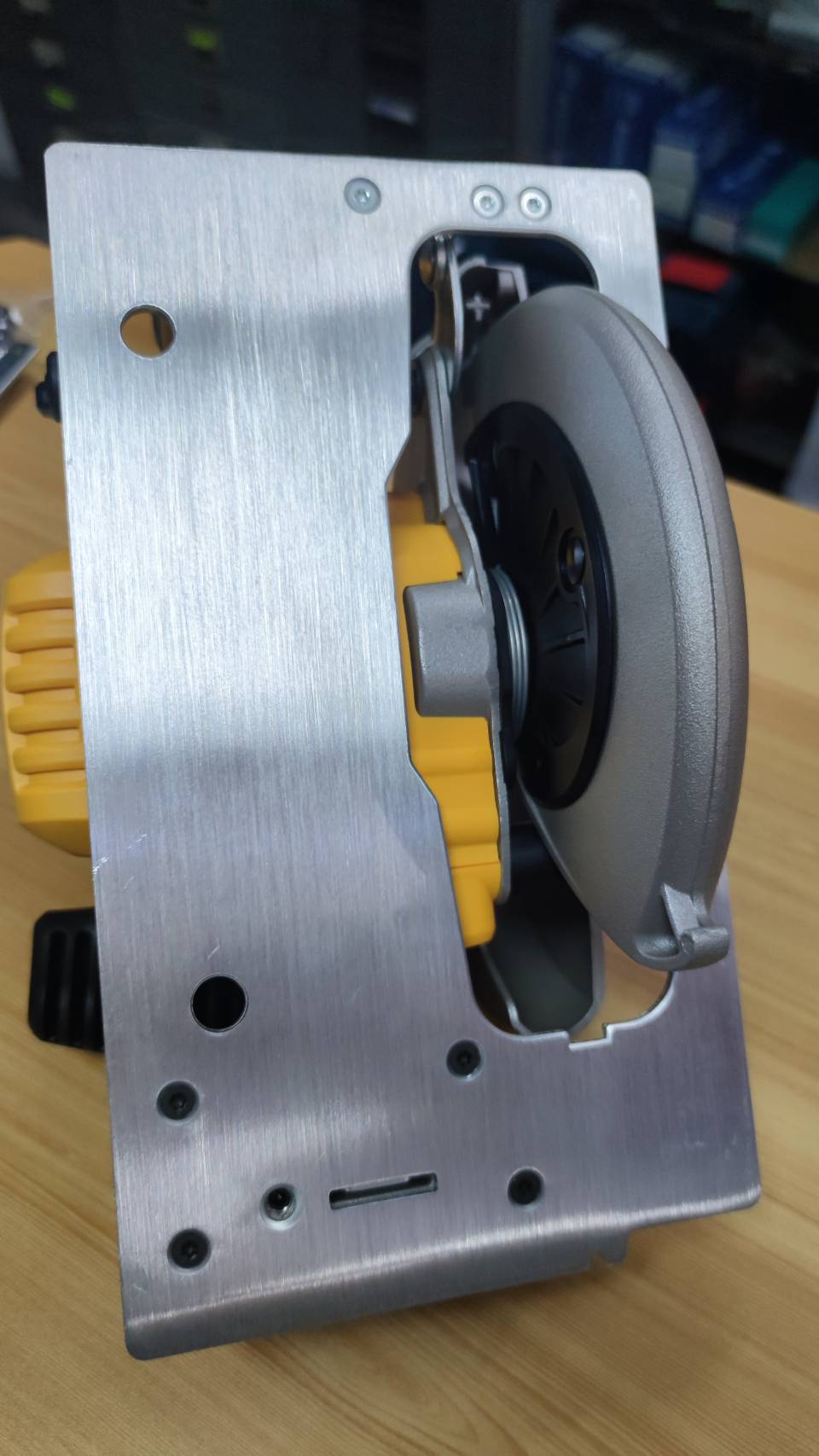 เลื่อยวงเดือน7" DCS570N DEWALT