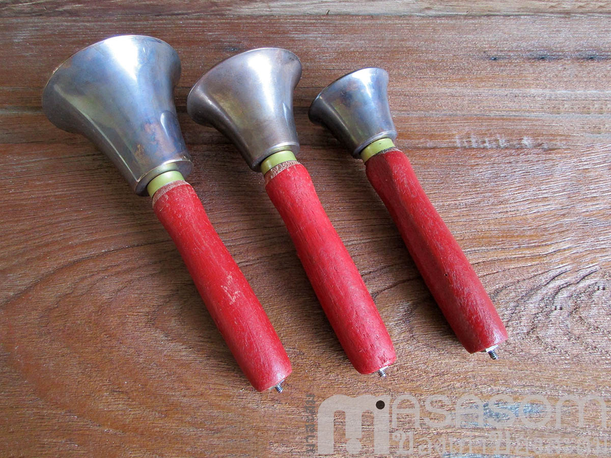 กระดิ่งทองเหลืองด้ามไม้