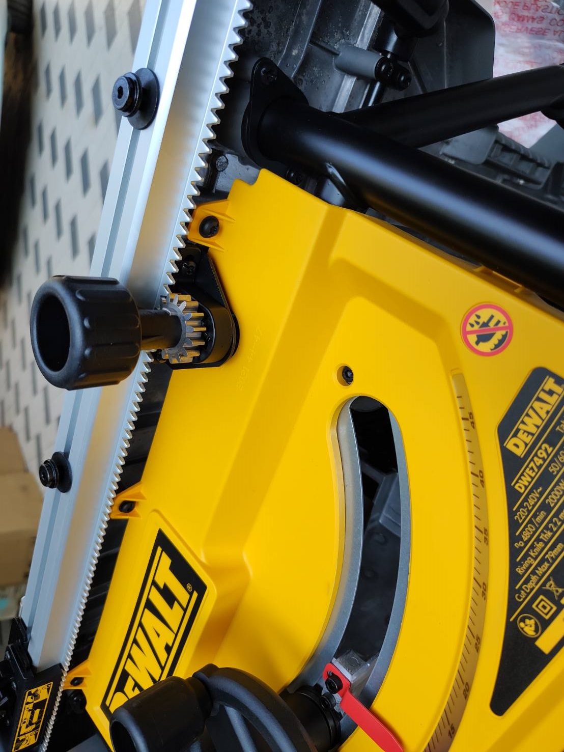 โต๊ะเลื่อยวงเดือน10" DWE7492A-IN DEWALT