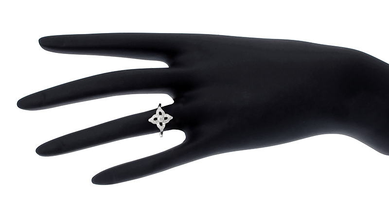 แหวนเงิน ประดับเพชร CZ แหวนทรงดอกไม้สุดอลังการ สื่อถึงความหรูหราและความรู้สึกดีๆอันเป็นเสน่ห์ที่น่าค้นหา ช่วยดึงดูดสายตาและความสนใจ