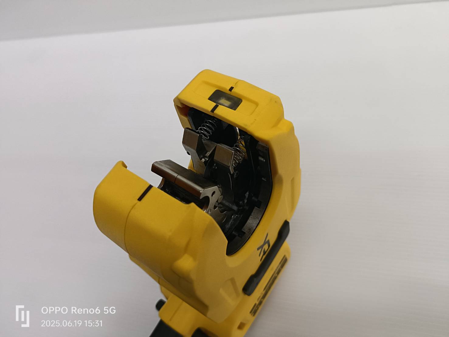 DEWALT รุ่น DCE154B เครื่องตัดท่อทองแดงไร้สาย 20V