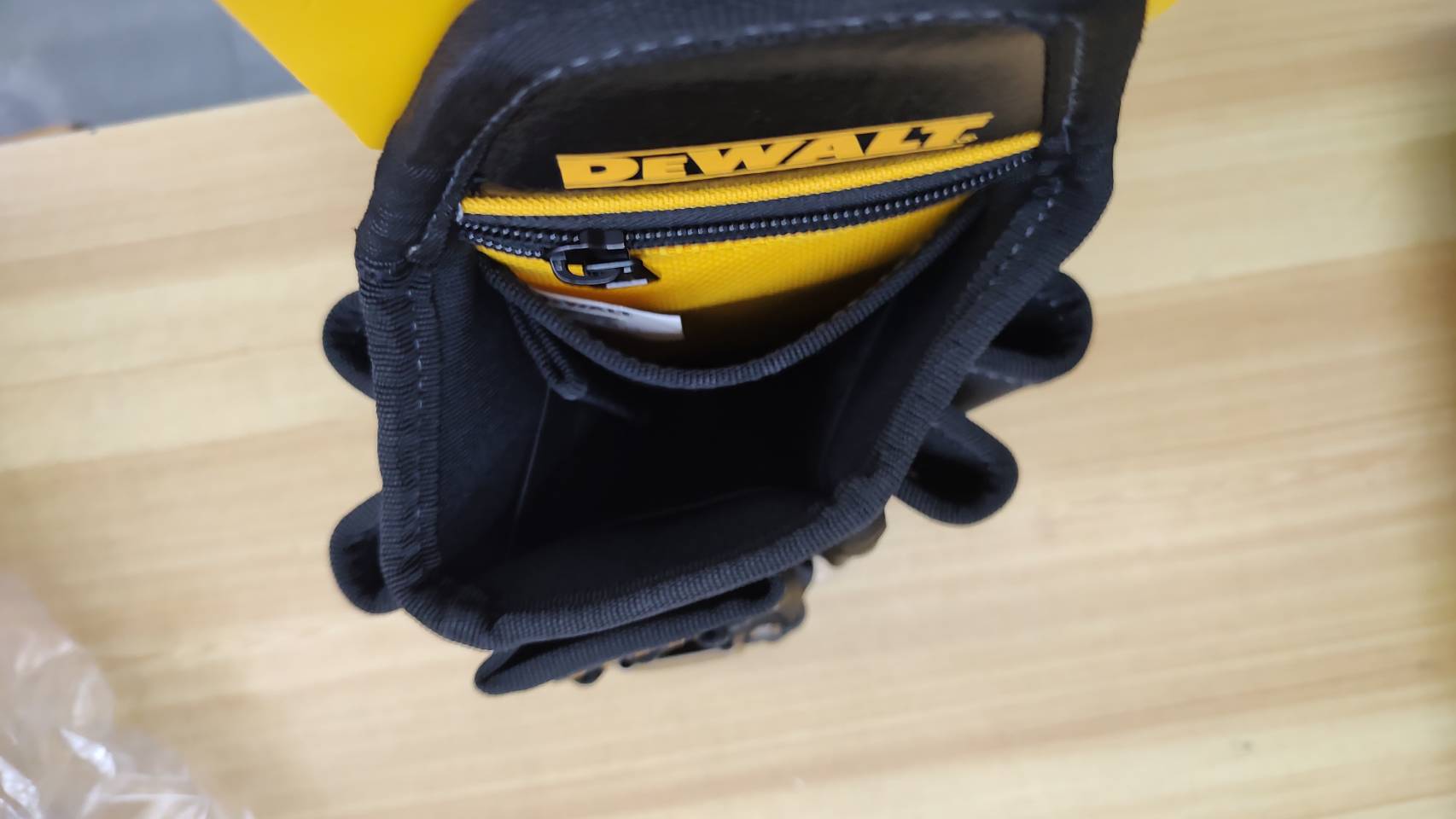 DEWALT กระเป๋าคาดเอวช่างไฟ ขนาด S (16 ช่อง) รุ่น DWST83482-1