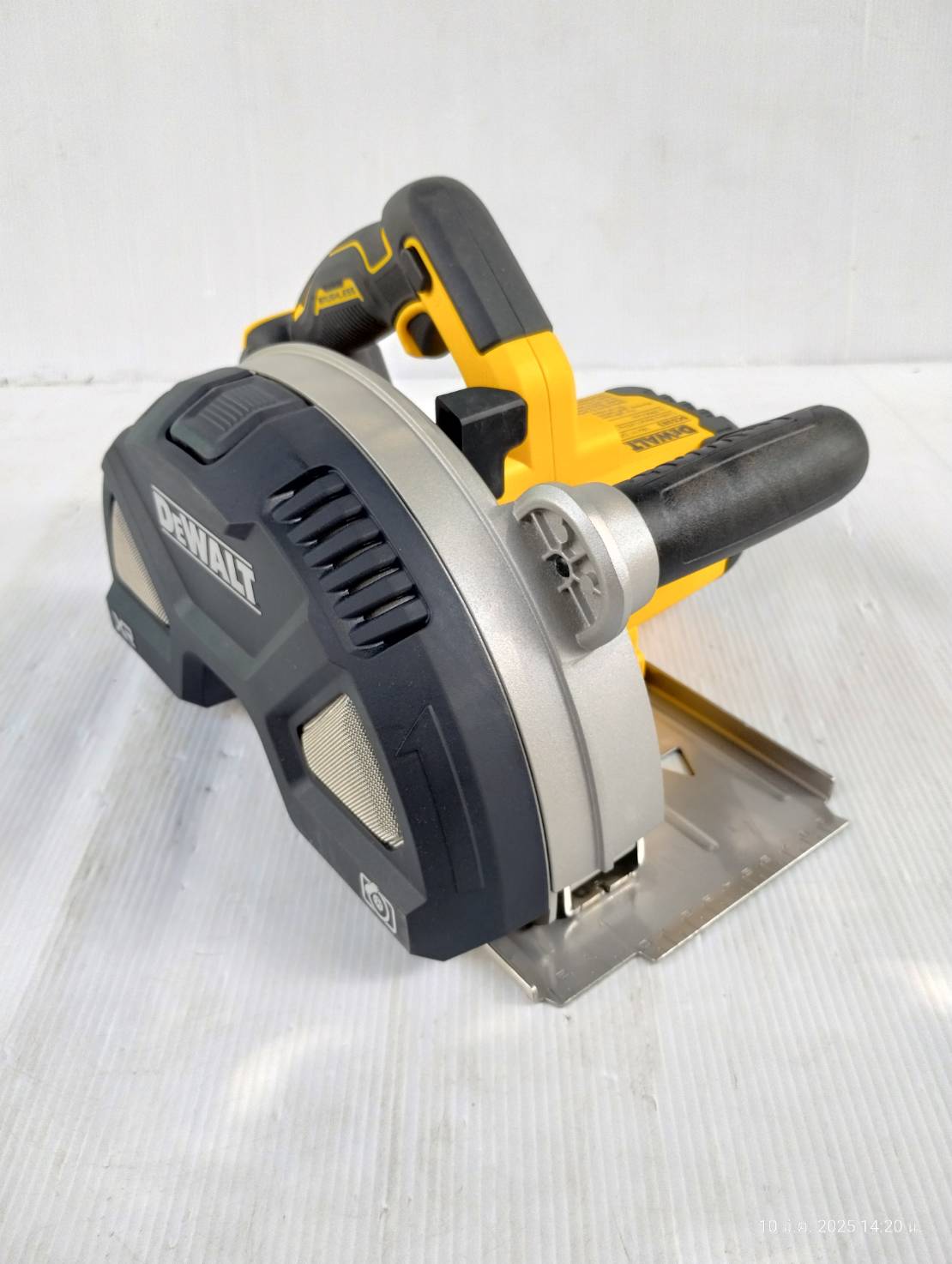 DEWALT รุ่น DCS383N-B1 เลื่อยวงเดือนตัดโลหะไร้สาย 20V Max XR ไร้แปรงถ่าน 7-1/4" (เฉพาะตัวเครื่อง)