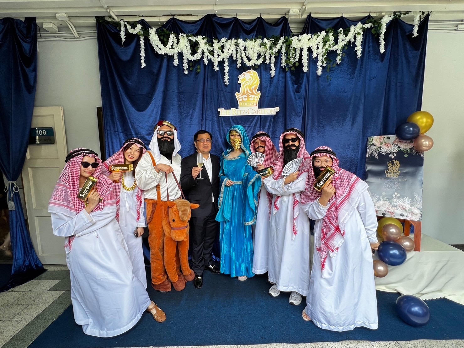 ชุดอาหรับดูไบ / ชุดเศรษฐีดูไบ / ชุดชีค / ชุดอาหรับ / ชุดดูไบ พร้อมปืนยิงแบงค์ และพร๊อพ