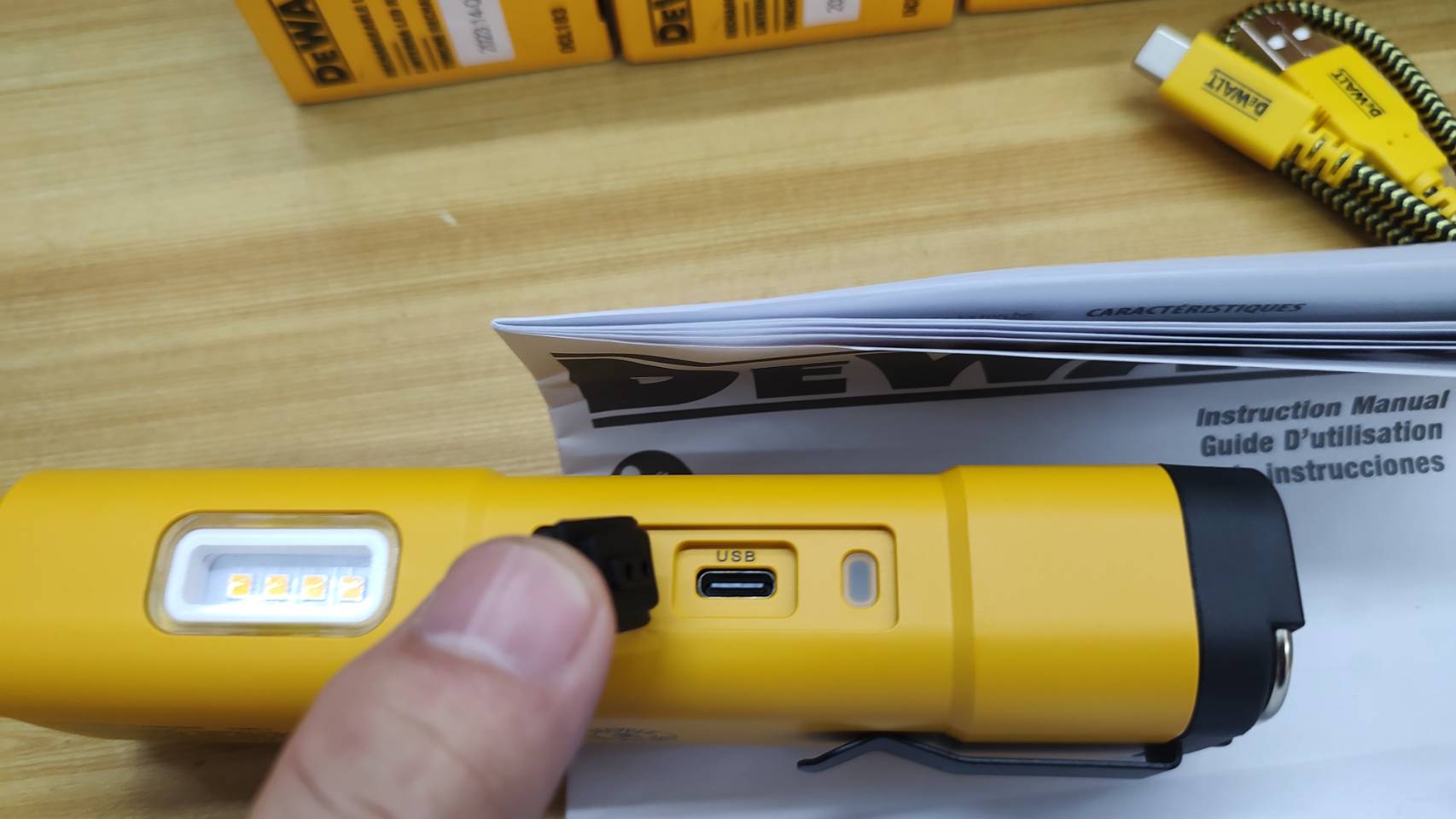 DEWALT รุ่น DCL183ไฟ LED ส่องทำงานแบบพกพา มีแม่เหล็ก