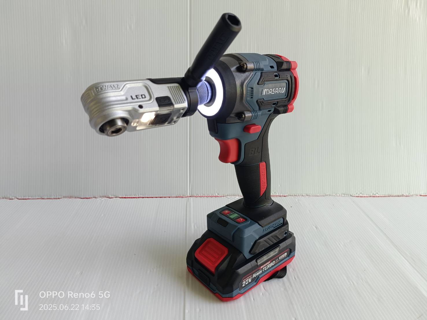 DEWALT DWALRAFT ก้านต่อไขควงมุมฉาก 90 องศา มีไฟLED ชาร์จ TYPE-C