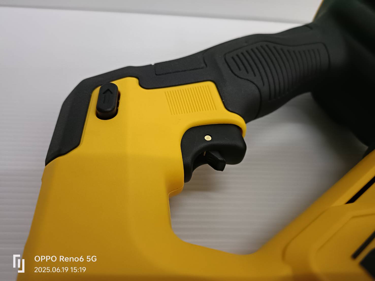 DeWALT เครื่องตัดท่อพลาสติก รุ่น DCE180B 20V MAX (เครื่องเปล่า)