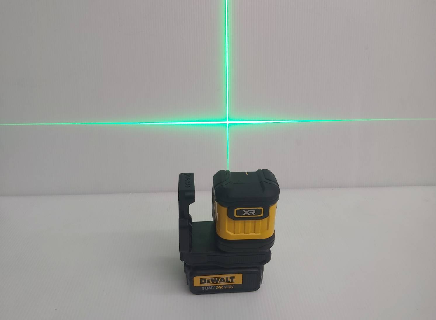 เลเซอร์ระดับ2เส้น แสงเขียว DCLE34021N DEWALT