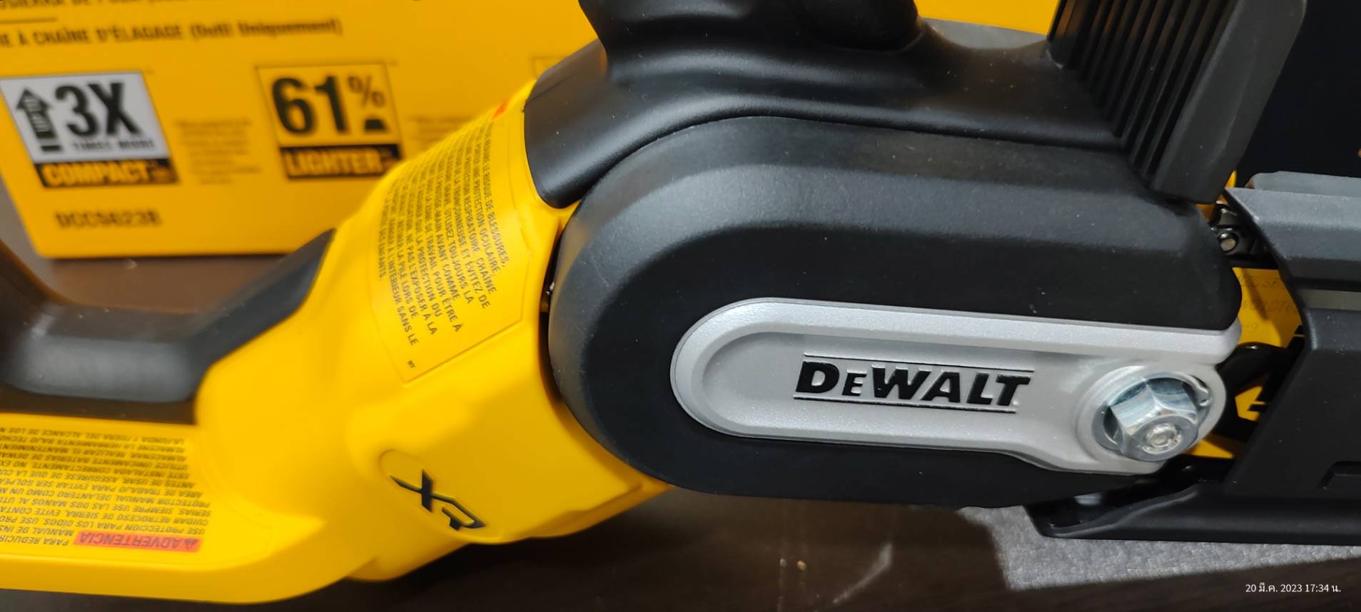 DEWALT เลื่อยโซ่มือเดียวไร้สาย 20V Max บาร์ 8 นิ้ว เฉพาะตัวเครื่อง มอเตอร์ไร้แปรงถ่าน รุ่น DCCS623B