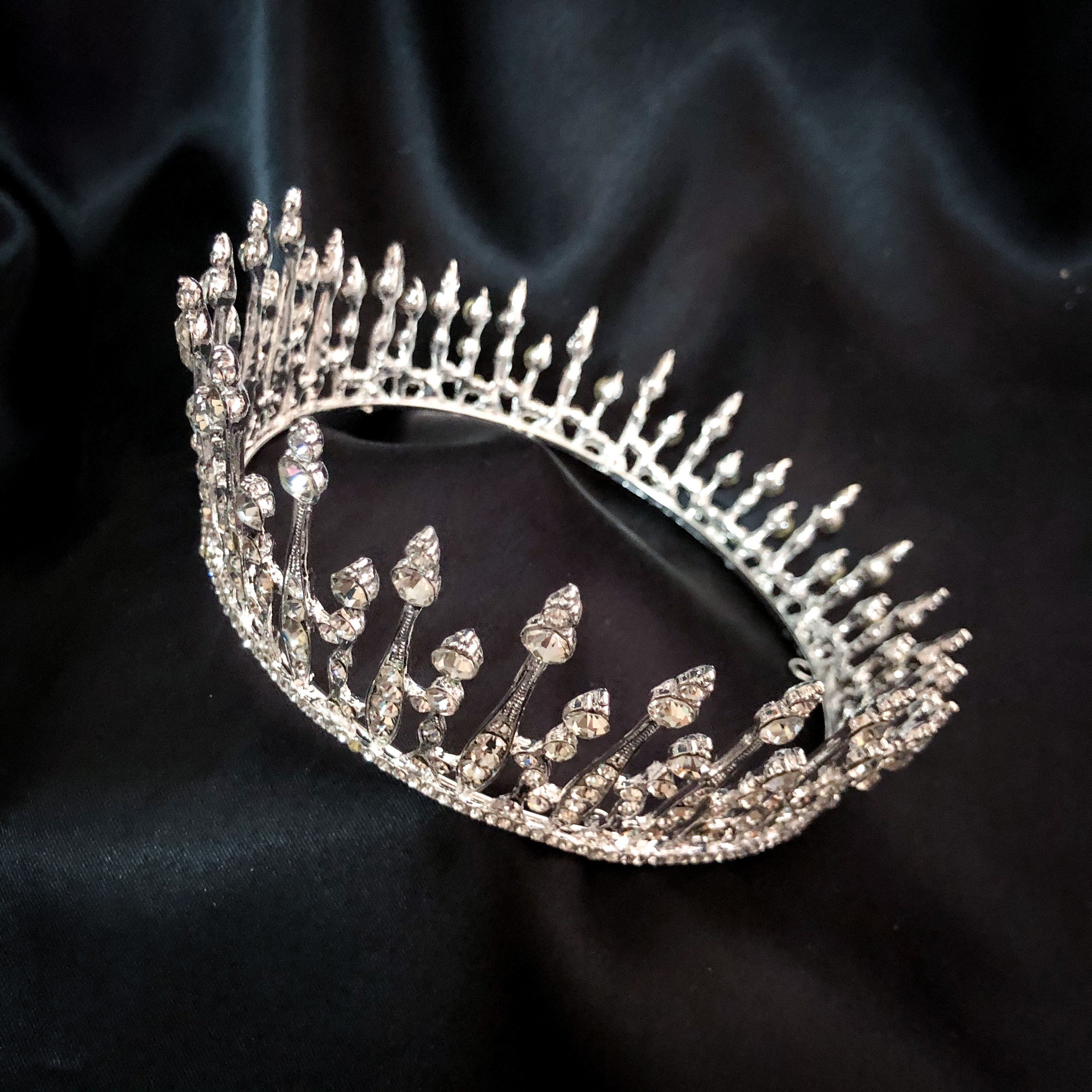 (พร้อมส่ง) มงกุฏ 072 มงกุฎนางงาม มงกุฎประกวด สีเงิน เพชรวาว งานสวย งานละเอียด