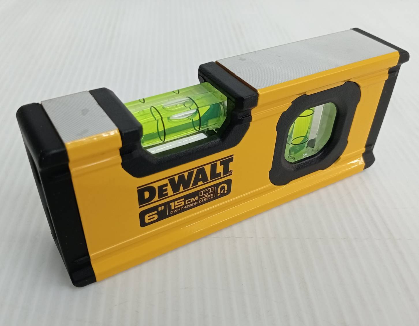 ระดับน้ำมินิ6" DWHT42802 DEWALT มีแม่เหล็ก