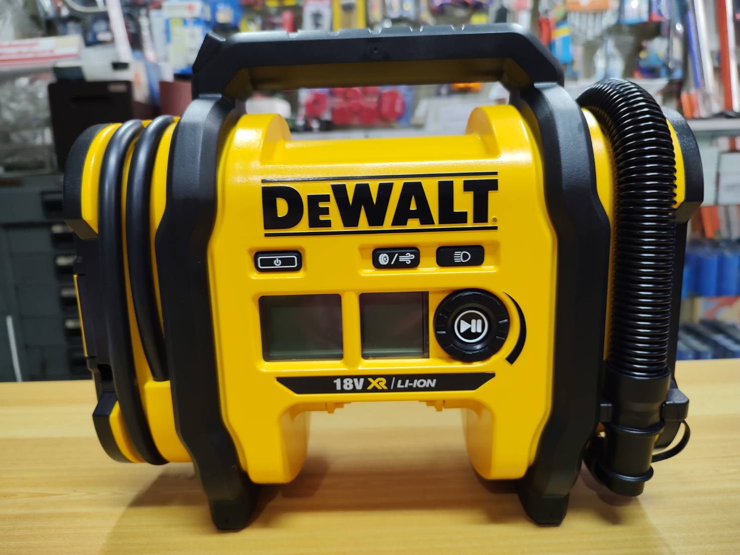 เครื่องสูบลมไร้สาย 18V (20V Max) รุ่น DCC018N DEWALT