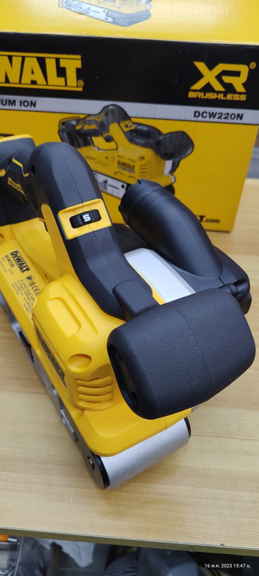 เครื่องขัดกระดาษทรายสายพาน20V DCW220N Dewalt (ตัวเปล่า)