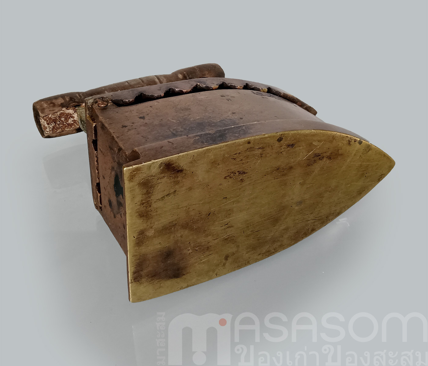 เตารีดทองเหลืองโบราณ