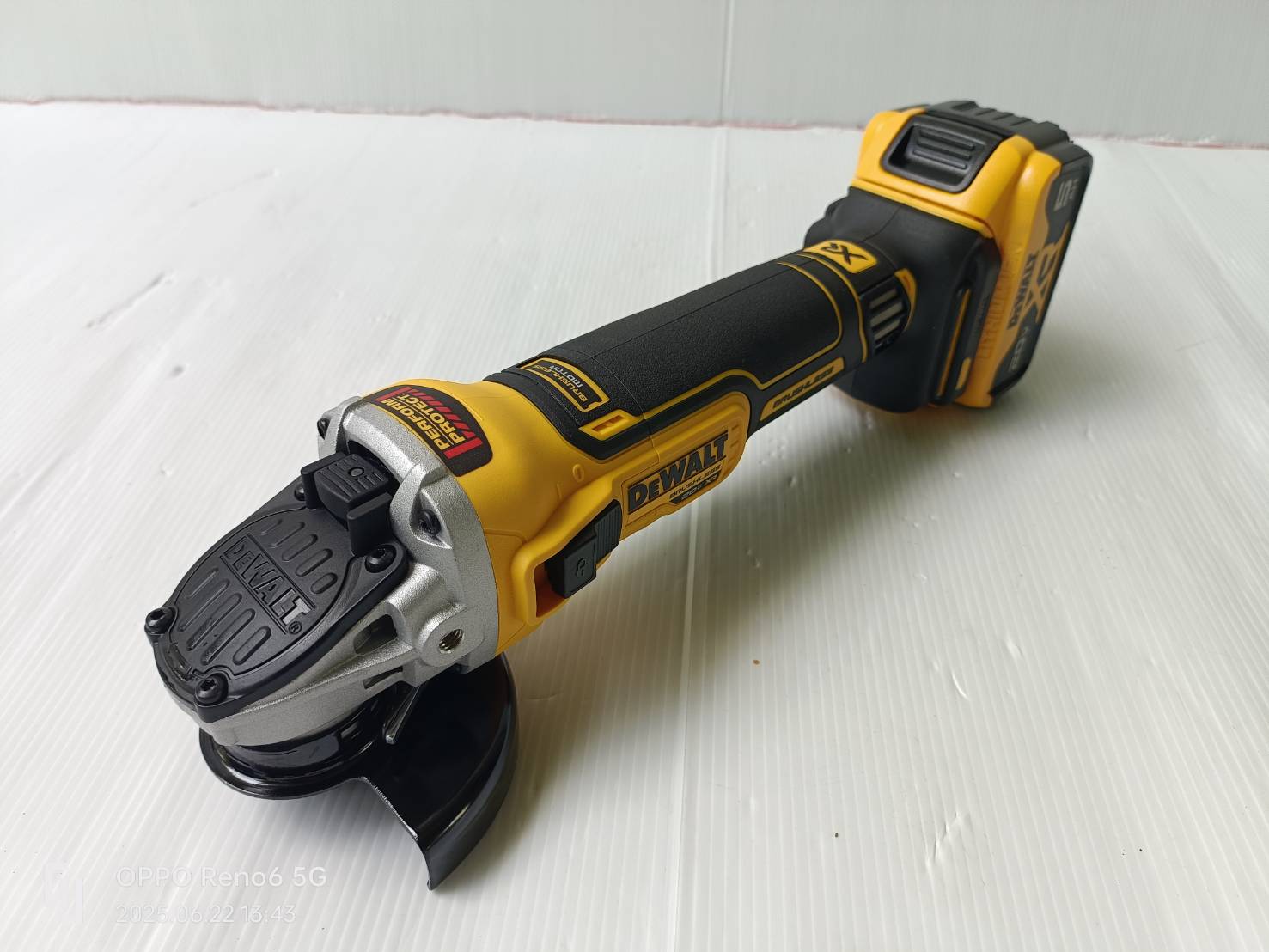 DEWALT รุ่น DCK2026P2T-B1ชุดคอมโบ้สว่านกระแทกและเครื่องเจียรไร้สาย