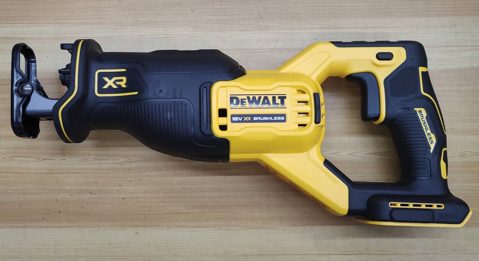 DEWALT เลื่อยชักไร้สาย ไร้แปรงถ่าน 18V(20V Max) เฉพาะตัวเครื่อง รุ่น DCS382N