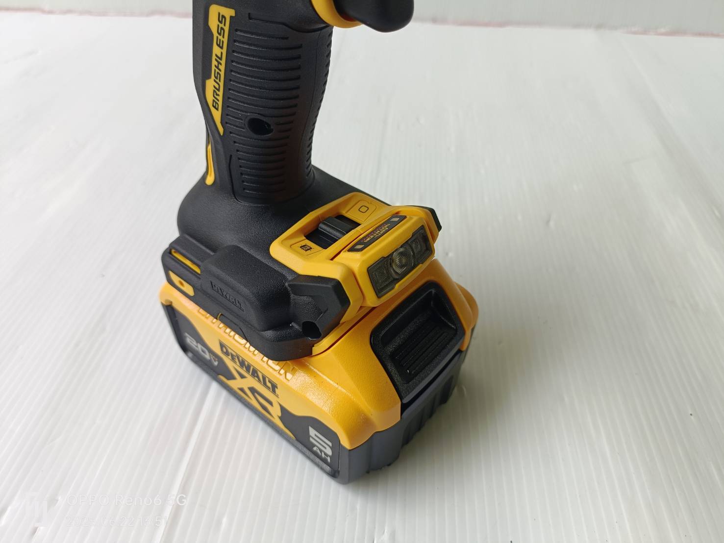 DEWALT รุ่น DCK2026P2T-B1ชุดคอมโบ้สว่านกระแทกและเครื่องเจียรไร้สาย