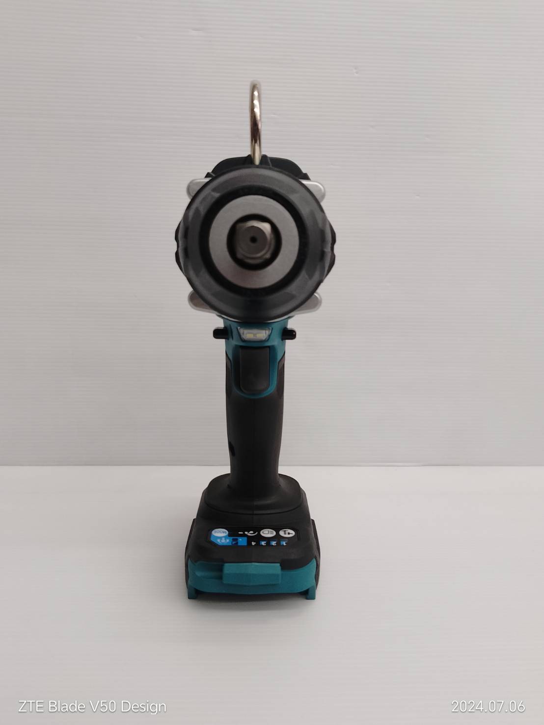 MAKITA เครื่องขันบล๊อกไร้สาย 18 โวลต์ 1/2 นิ้ว + สายสะพาย รุ่น DTW700ZX1