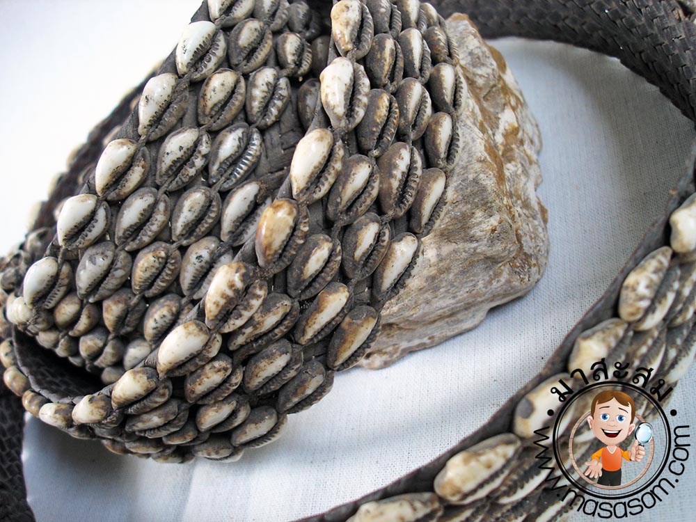 เข็มขัดแต่งเปลือกหอยเก่า