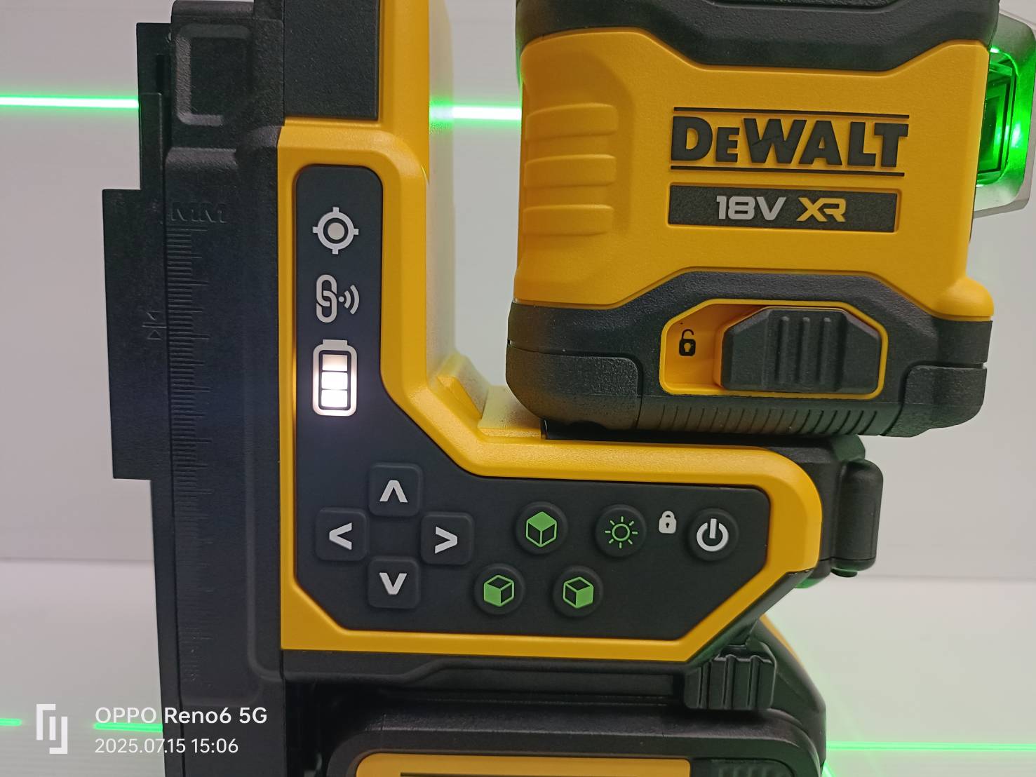 DEWALT รุ่น DCLE34035B-XJ เลเซอร์วัดระดับแบบ 3 เส้น 360 องศา 20V รุ่นรีโมทคอนโทรล