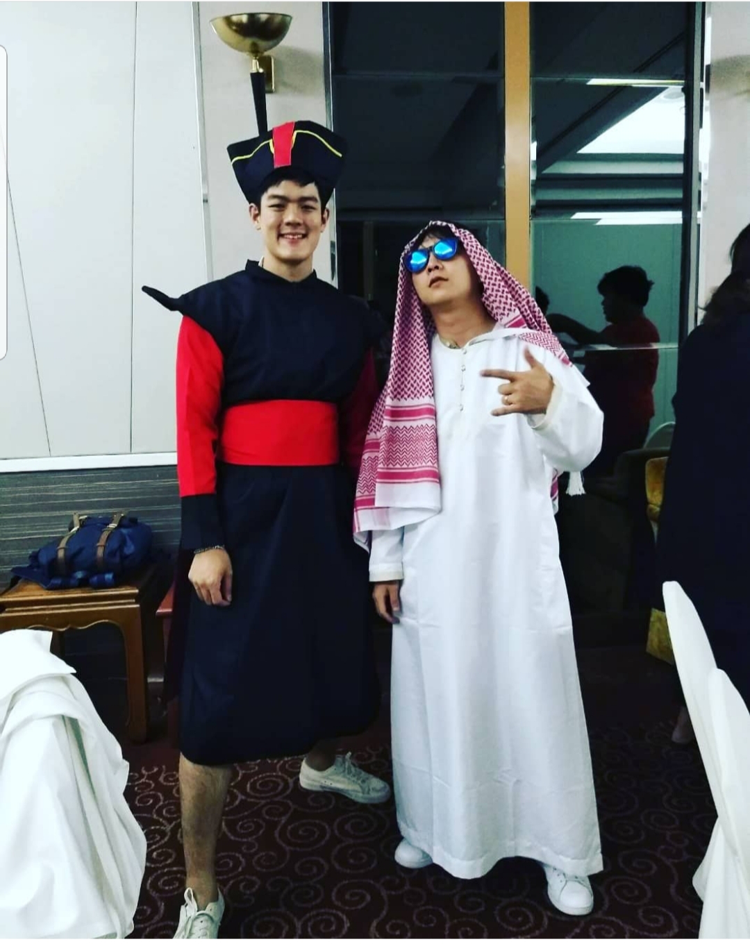 ชุดอาหรับดูไบ / ชุดเศรษฐีดูไบ / ชุดชีค / ชุดอาหรับ / ชุดดูไบ พร้อมปืนยิงแบงค์ และพร๊อพ