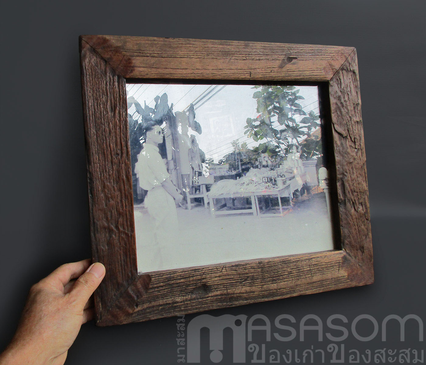 พระบรมฉายาลักษณ์ในหลวง ร.9 ในกรอบไม้