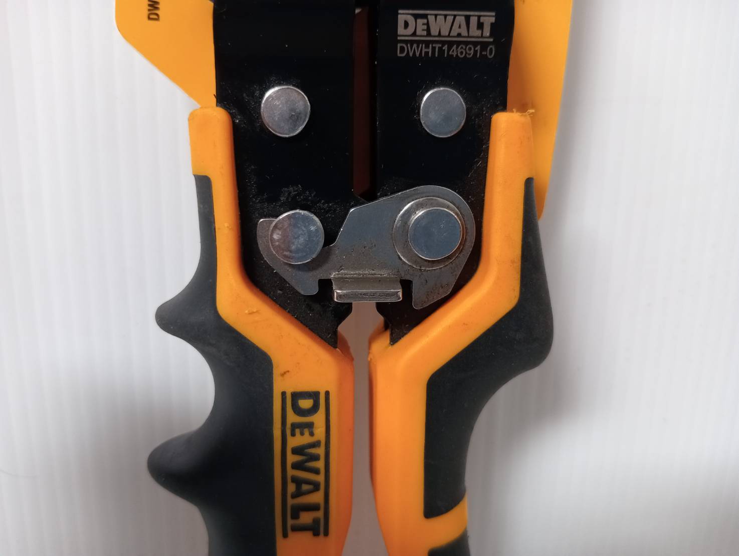 DEWALT คีมเจาะโลหะ 9 นิ้ว SNAP LOCK PUNCH รุ่น DWHT14691-0