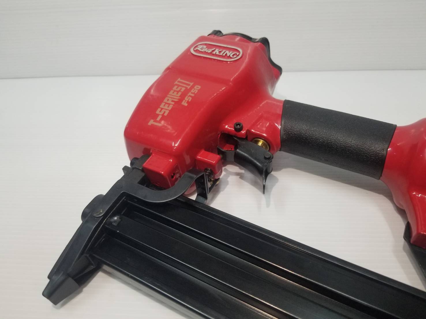 แม็กยิงตะปูลมคอนกรีต-ไม้ ขาเดี่ยว FST-50 REDKING (T SERIES) II