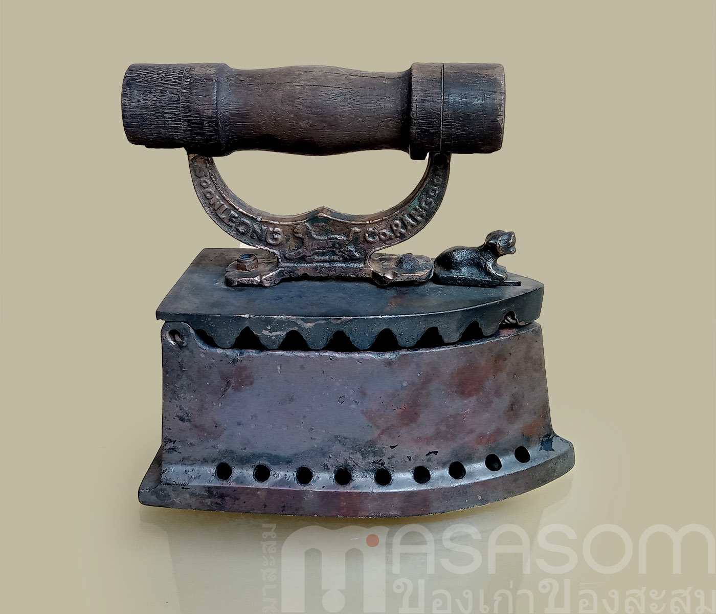 เตารีดทองเหลืองโบราณ