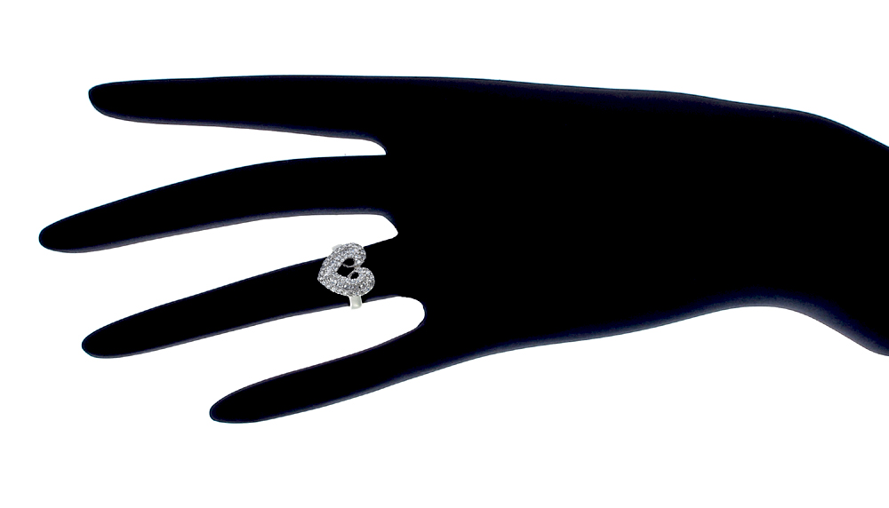 แหวนเพชร ตัวเรือนเงินแท้100% (เงินแท้92.5%) ประดับ เพชรCZ แหวนหัวใจ ดีไซน์สวยเก๋ เป็นที่นิยม ก้านแหวนเรียวเข้ากับดีไซน์หัวใจลงตัวสุดๆ ออกแบบได้ล้ำสวยเวอร์เริ๊ด