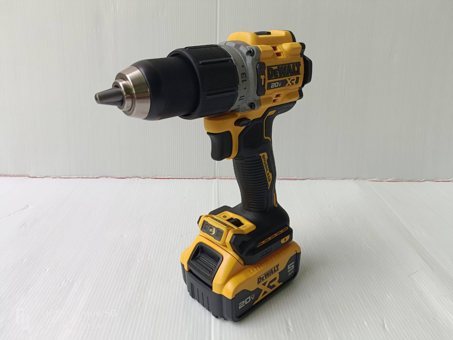 DEWALT รุ่น DCK2026P2T-B1ชุดคอมโบ้สว่านกระแทกและเครื่องเจียรไร้สาย