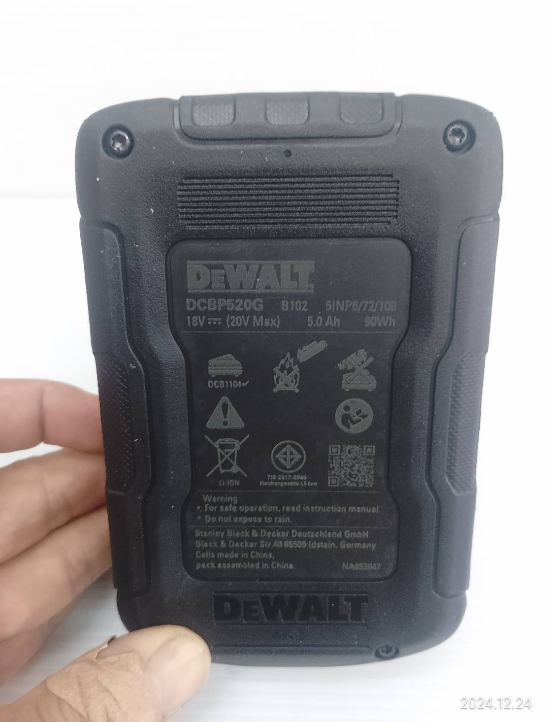 DEWALT แบตเตอรี่ Powerstack 20V / 5.0Ah DCBP520G-B1 (ยางกันกระแทก)