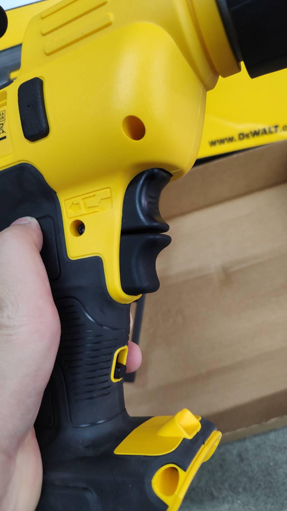 ปืนยิงยาแนวไร้สาย DEWALT DCE560N 18V. (ตัวเปล่า)