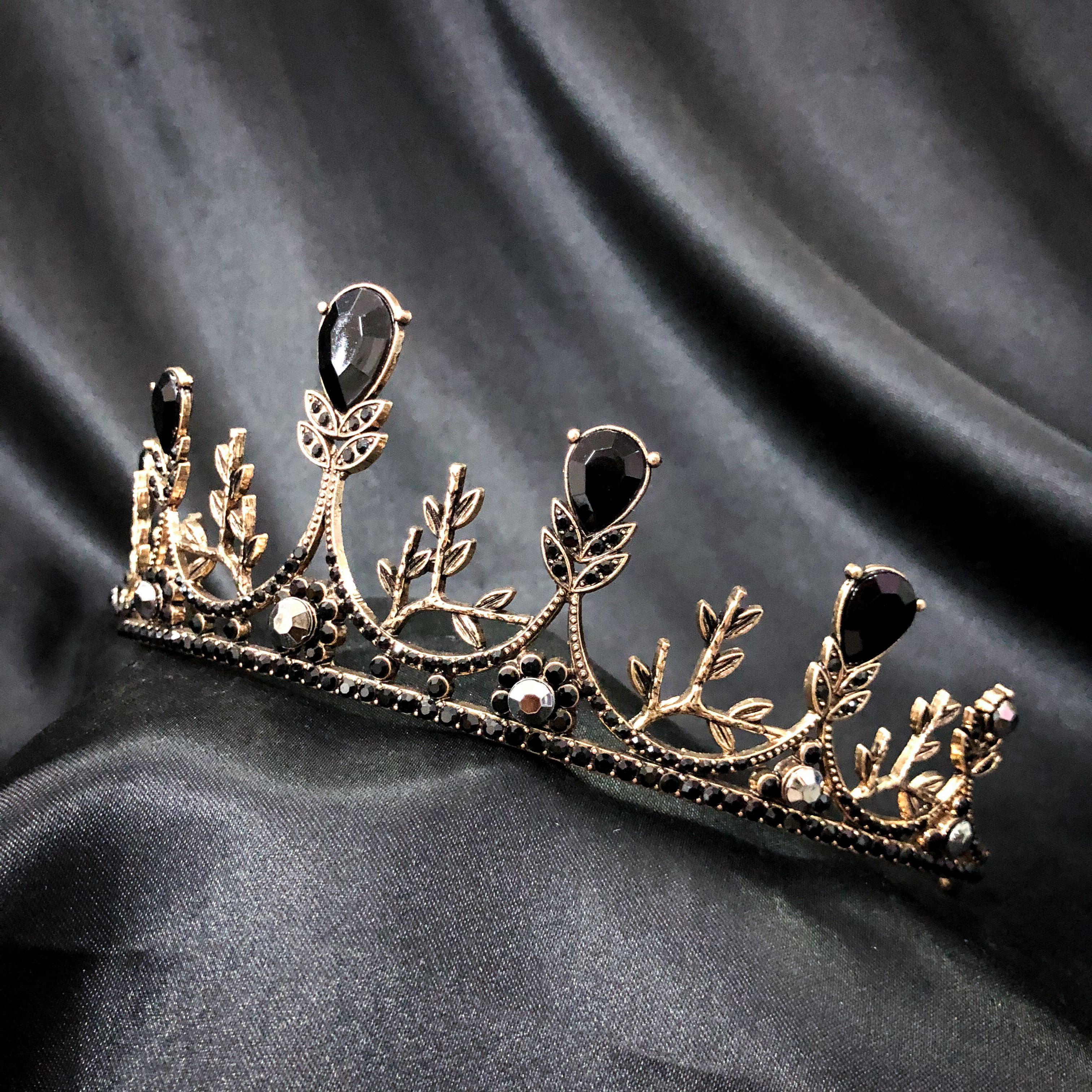 (พร้อมส่ง) มงกุฎสีดำ 258 งานสวยเกินราคา เกรดพรีเมี่ยม ใส่ได้หลายครั้ง