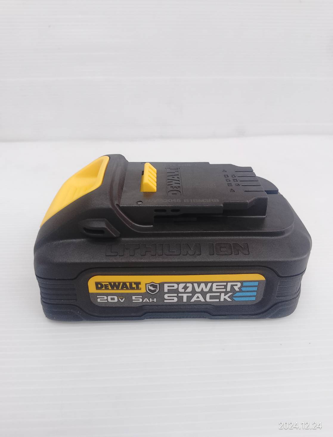 DEWALT แบตเตอรี่ Powerstack 20V / 5.0Ah DCBP520G-B1 (ยางกันกระแทก)