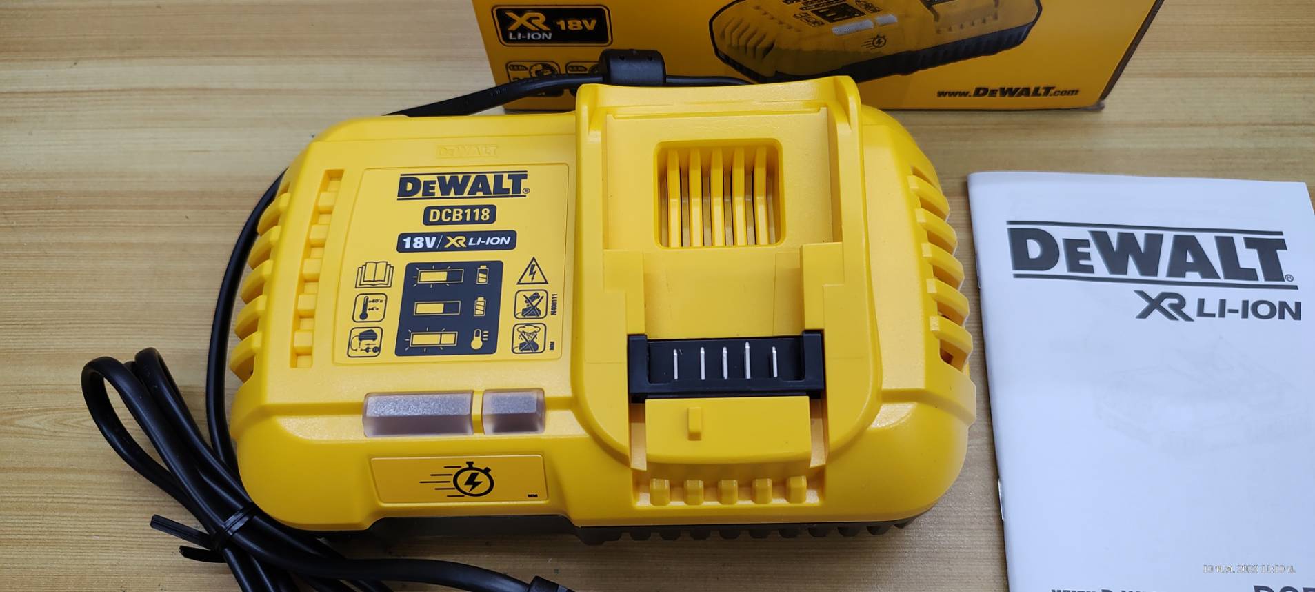 แท่นชาร์จ18-60V DCB118 DEWALT