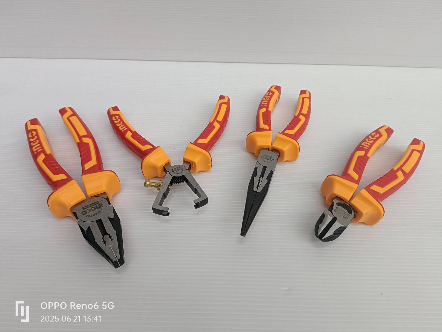 ชุดเครื่องมือช่าง 16 ตัวชุด หุ้มฉนวน กันไฟฟ้า 1000 โวลท์ (พร้อมกระเป๋า) HKITH1601 INGCO