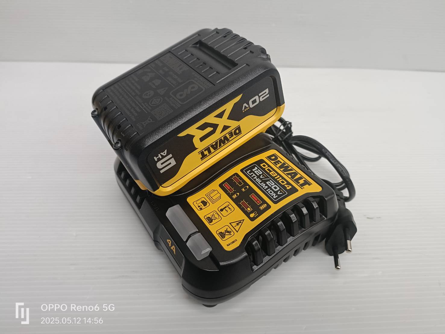 DEWALT ชุดเซตแบตเตอรี่ DCB1104P1-B1