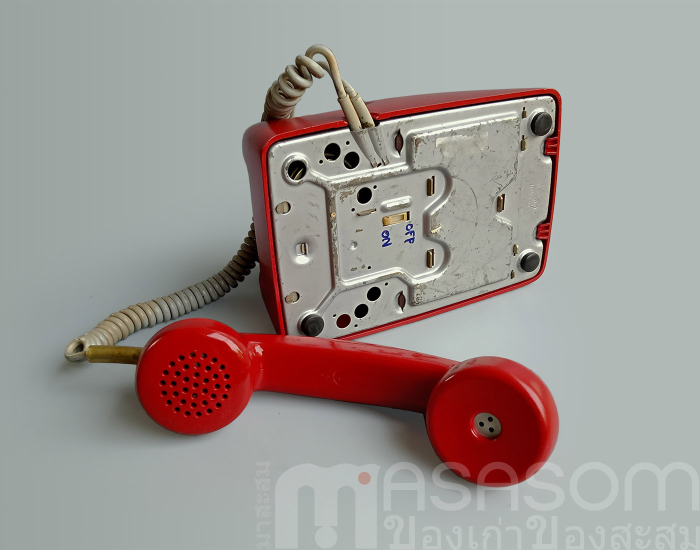 โทรศัพท์แป้นหมุนเก่าสีแดง Ericsson